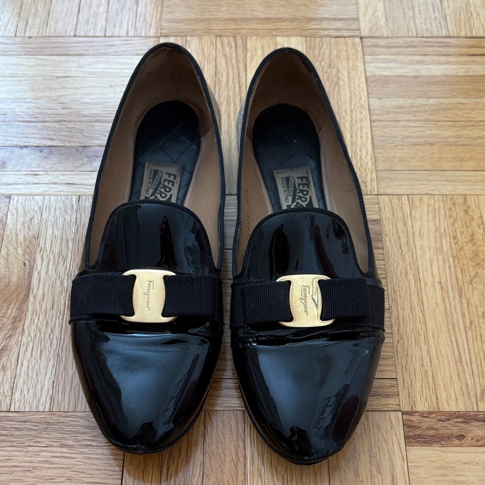 Ferragamo Black Patent Leather Flats Loafers Gold accent Size 7.5/8